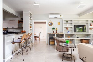 Deluxe Villa, 5 Bedrooms, Air conditioning | Living area