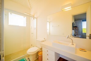 Deluxe villa, 5 slaapkamers, airconditioning | Badkamer | Een haardroger, handdoeken, toiletpapier