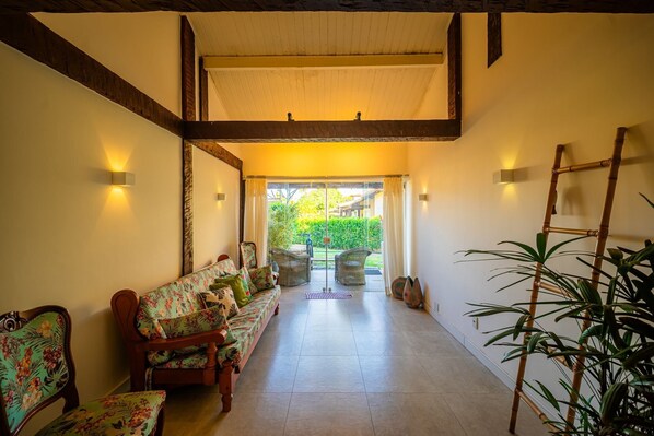 Deluxe Villa, 5 Bedrooms, Air conditioning | Interior