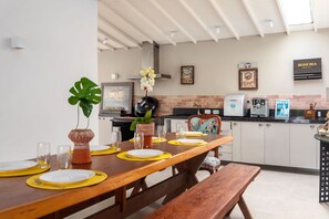 Deluxe Villa, 5 Bedrooms, Air conditioning | Dining