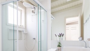 Deluxe Villa, 5 Bedrooms, Air conditioning | Bathroom | Hair dryer, towels, toilet paper - Bz09 Quadra da praia Casa 5 suites (Buzios)