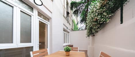 Apartment | Outdoor dining