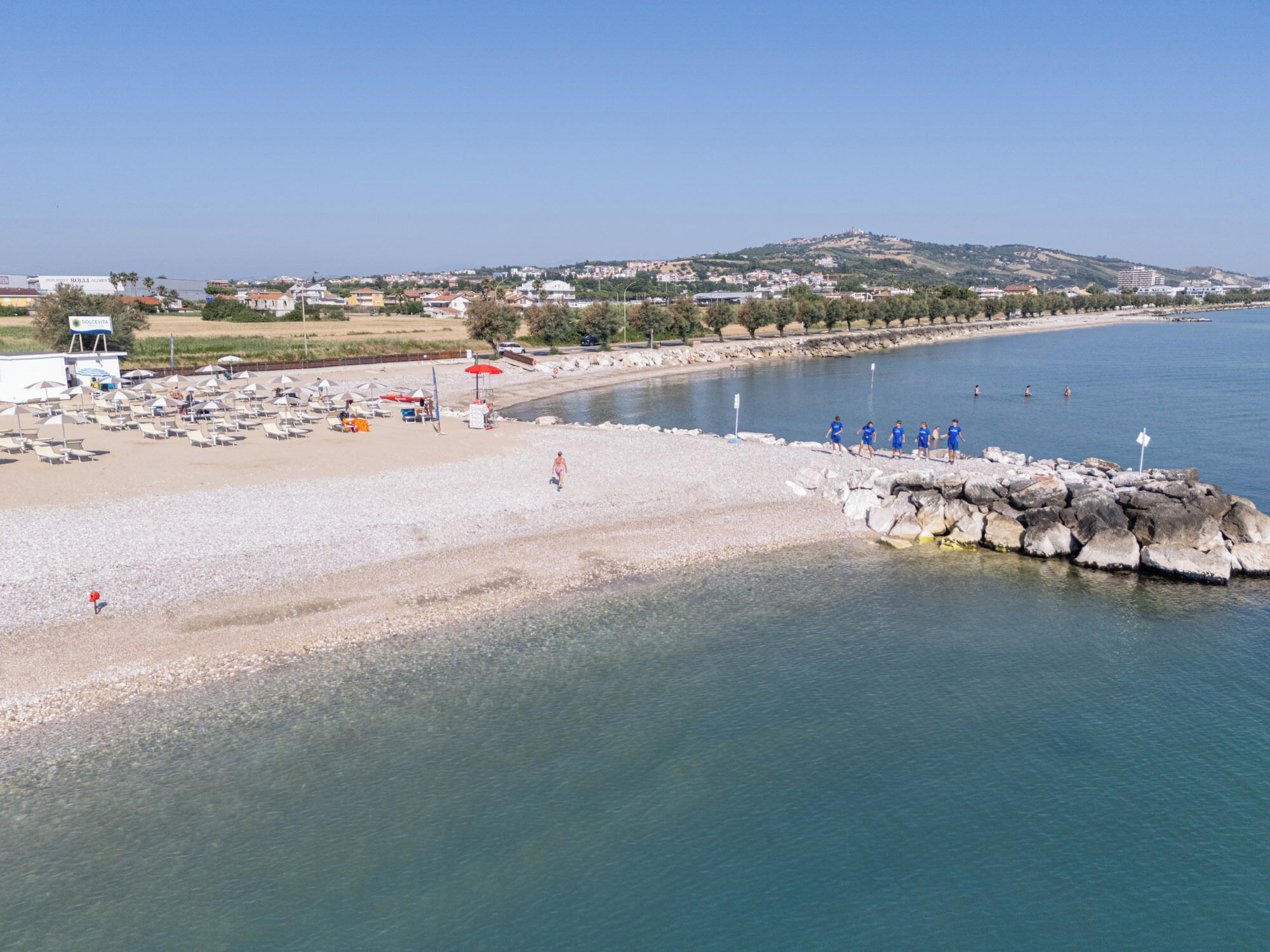 Privat strand och svart sandstrand