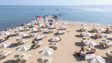 Privat strand och svart sandstrand