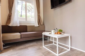 Mobile Comfort-Unterkunft, Gartenblick | Wohnbereich | LCD-Fernseher