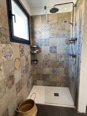 Dusche, Haartrockner, Bidet, Handtücher