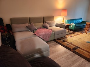 TV connectée, jeux vidéo, lecteur de DVD, livres