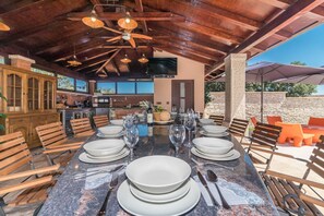 Villa | Restaurante al aire libre