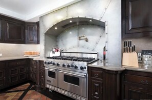 電子レンジ、オーブン、コンロ、食器洗い機