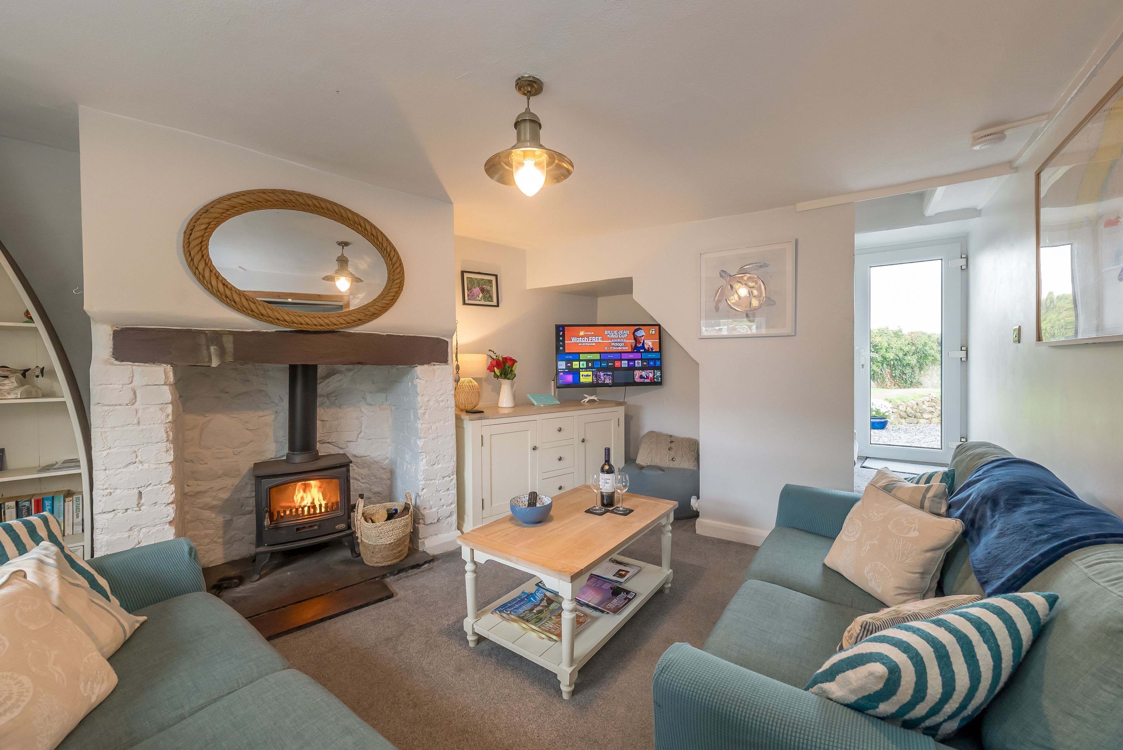 Una sala acogedora con chimenea, televisor y un espacio de estar confortable.