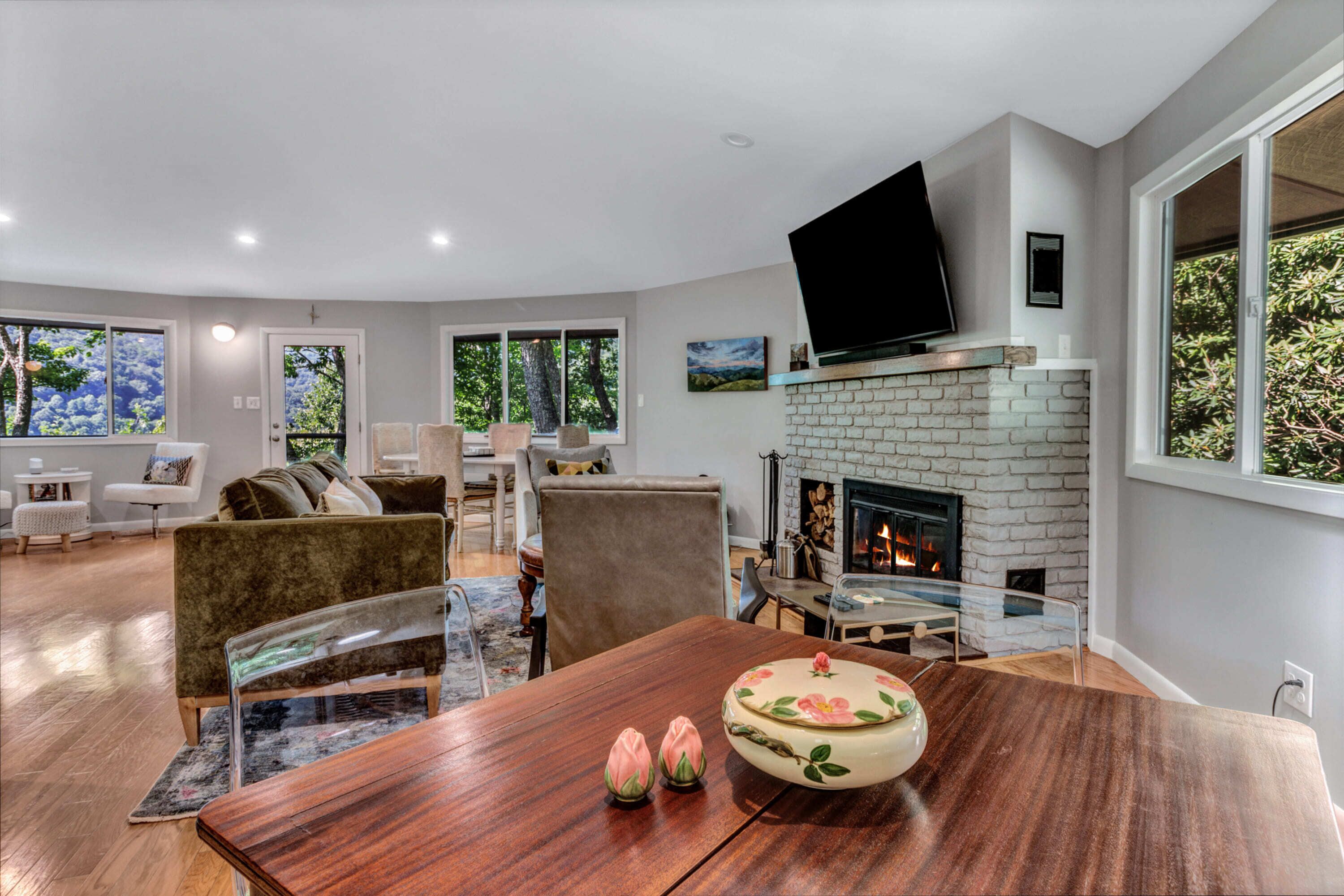 Signature House, 4 Bedrooms, Non Smoking, Kitchen | Living room | 50-inch Smart TV with digital channels