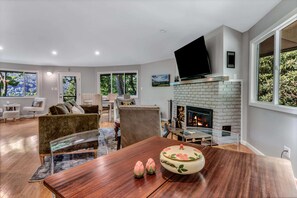 Signature huis, 4 slaapkamers, niet-roken, keuken | Woonkamer | Een 50-inch smart-tv met digitale zenders