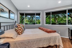 4 bedrooms, individually decorated, individually furnished - The Upper Deck (Black Mountain)