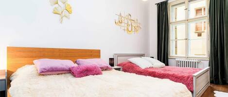 3 Schlafzimmer, Schreibtisch, schallisolierte Zimmer