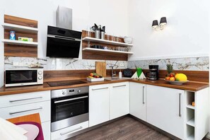 Coffee/tea maker, fridge, microwave, oven