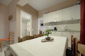 Family Apartment | Private kitchenette | Electric kettle, toaster, cookware/dishes/utensils - Anthi Studios & Apartments (Zakynthos)
