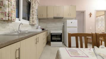 Apartment, 2 Bedrooms | Private kitchen | Electric kettle, toaster, cookware/dishes/utensils