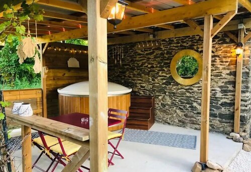 Cozy stay among apple orchards with hot tub