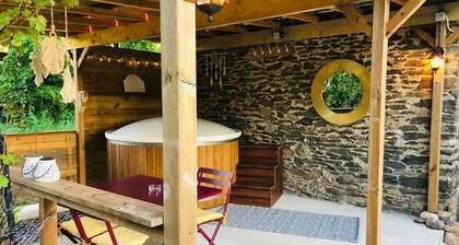 Cozy stay among apple orchards with hot tub