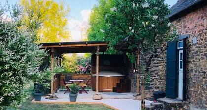 Cozy stay among apple orchards with hot tub