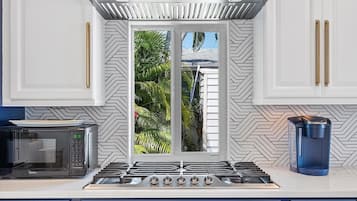 House, 3 Bedrooms | Private kitchen | Fridge, oven, coffee/tea maker, toaster