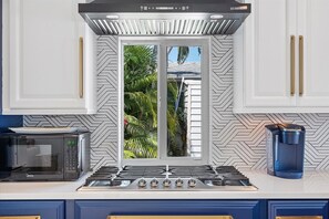 Refrigerador, horno, cafetera/tetera, tostadora