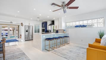 House, 3 Bedrooms | Private kitchen | Fridge, oven, coffee/tea maker, toaster