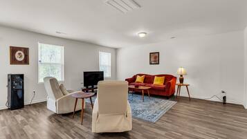 House, 5 Bedrooms | Living area | Smart TV
