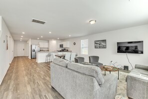 Maison, 5 chambres | Coin séjour | TV connectée