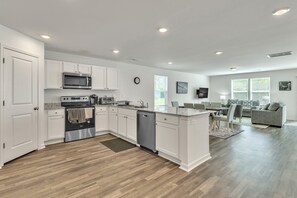 House, 5 Bedrooms | Private kitchen
