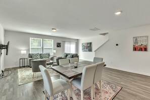 House, 5 Bedrooms | Dining