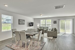 House, 5 Bedrooms | Living area