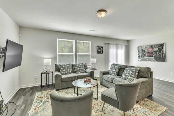 House, 5 Bedrooms | Living area