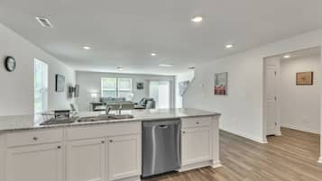 House, 5 Bedrooms | Interior