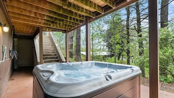 House, 4 Bedrooms | Outdoor spa tub