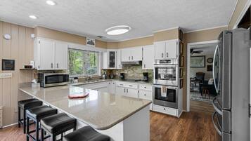 House, 4 Bedrooms | Private kitchen | Fridge, oven, coffee/tea maker