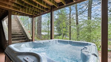 House, 4 Bedrooms | Outdoor spa tub