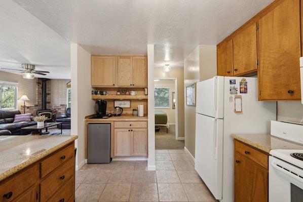 House, 5 Bedrooms | Private kitchen | Fridge, oven, coffee/tea maker, toaster