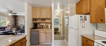 Whispering Pines Retreat 5 Bedroom Home by Yosemite Region Resorts