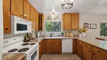 House, 5 Bedrooms | Private kitchen | Fridge, oven, coffee/tea maker, toaster