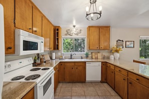 House, 5 Bedrooms | Private kitchen | Fridge, oven, coffee/tea maker, toaster