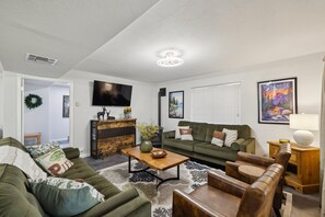 House, 5 Bedrooms | Living area