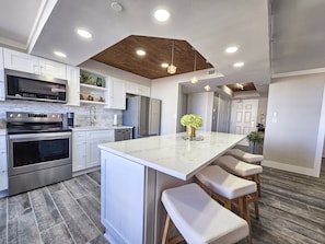 Appart'hôtel, 3 chambres | Cuisine privée | Réfrigérateur, four, cafetière/bouilloire, grille-pain
