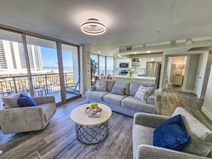 Condo, 3 habitaciones | Área de sala de estar | Smart TV