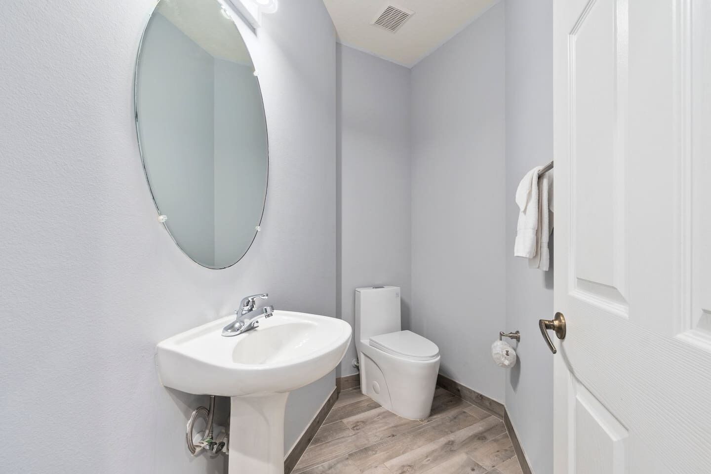 Douche, sèche-cheveux, serviettes fournies