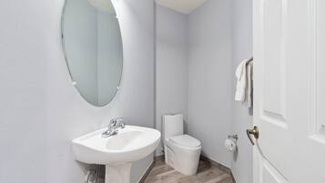 Douche, sèche-cheveux, serviettes fournies