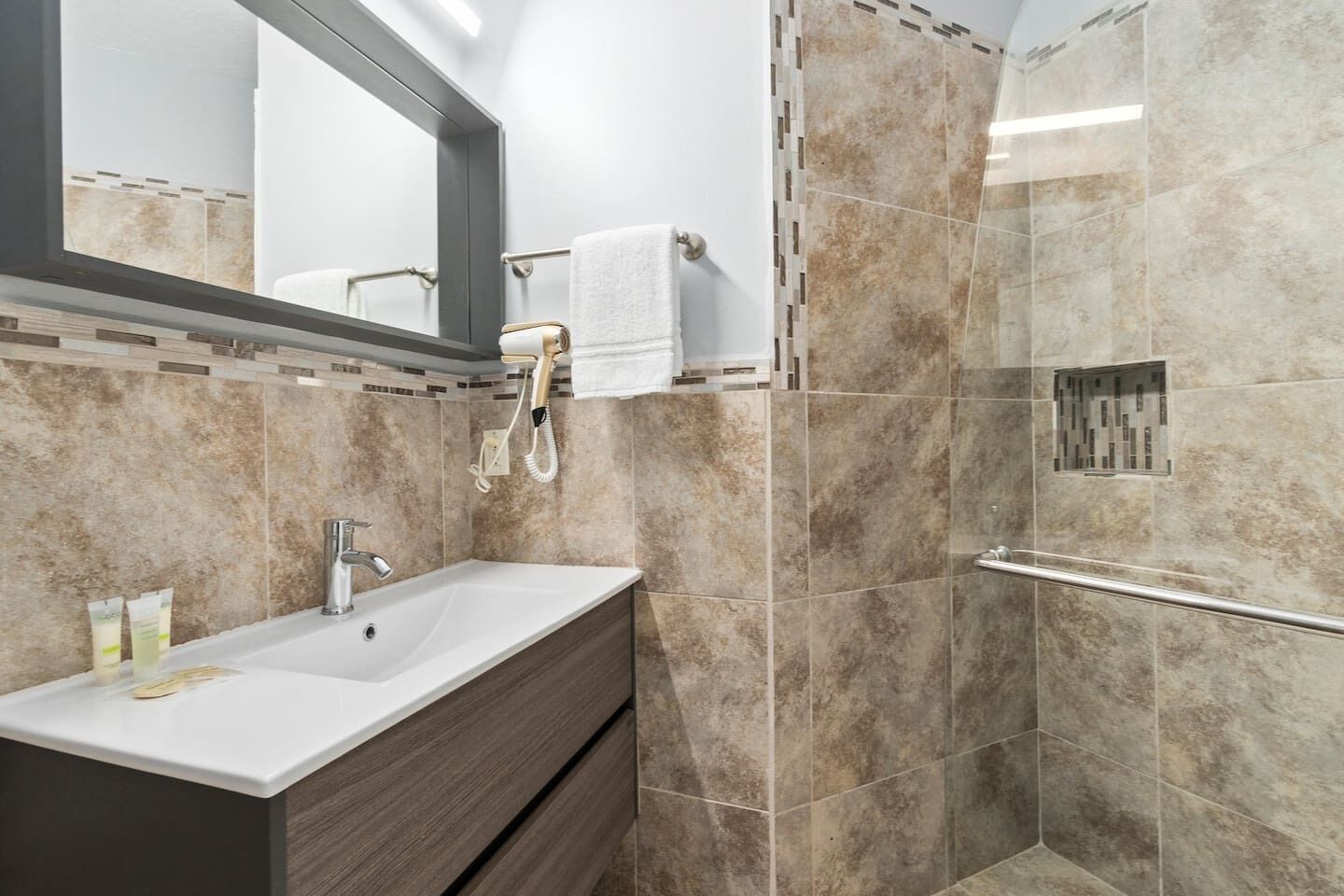 Douche, sèche-cheveux, serviettes fournies