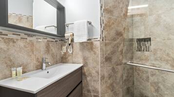Douche, sèche-cheveux, serviettes fournies