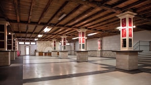 A spacious hall with a high ceiling and exposed wooden beams. - Locanda Gulfi (Chiaramonte Gulfi)