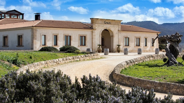 A building with a sign reading "GULFI" and a stone pathway leading to it. - Locanda Gulfi (Chiaramonte Gulfi)